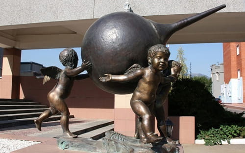 Скульптурная композиция Триумф медицинскому инструменту (памятник клизме, г. Железноводск)